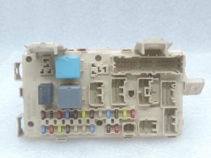 Oriģināls Toyota Avensis T25 drošinātāju bloka vadības bloks 8273005040, 82730-05040
