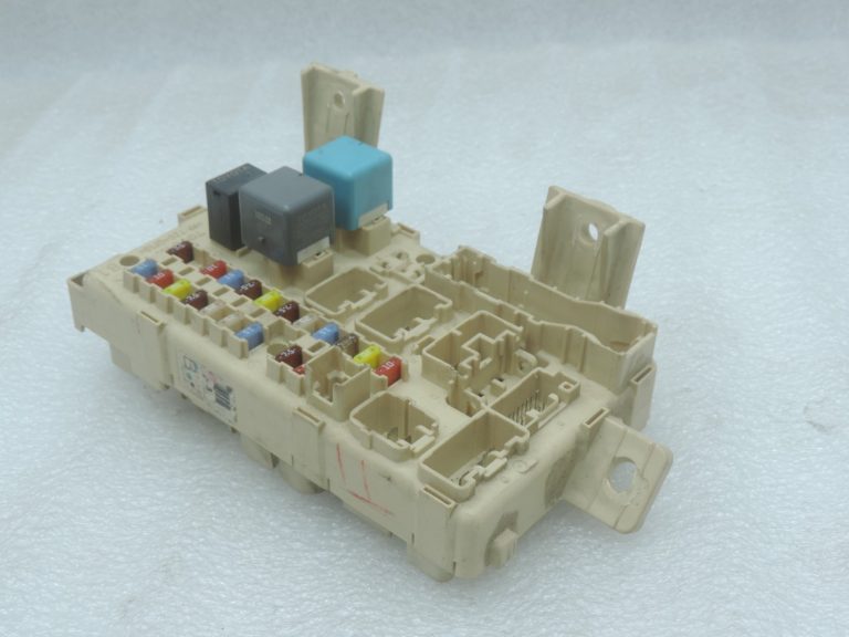 Oriģināls Toyota Avensis T25 drošinātāju bloka vadības bloks 8273005040, 82730-05040
