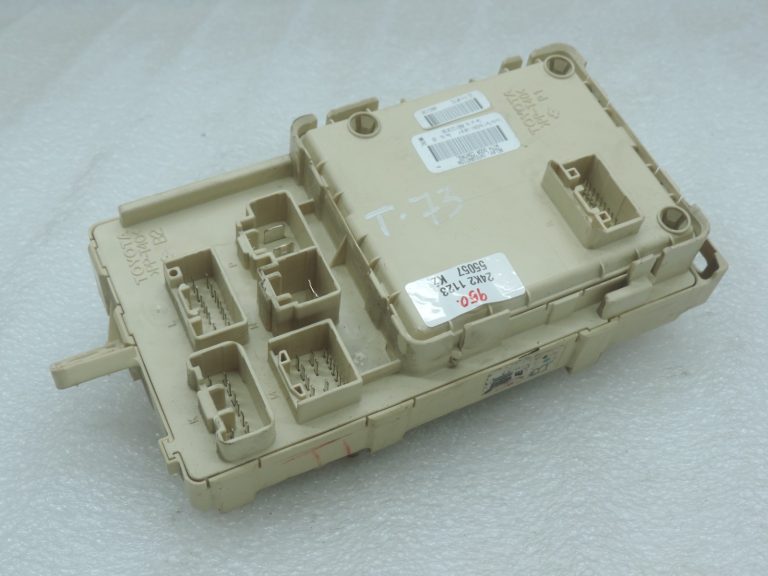 Oriģināls Toyota Avensis T25 drošinātāju bloka vadības bloks 8273005040, 82730-05040