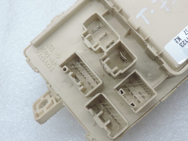 Oriģināls Toyota Avensis T25 drošinātāju bloka vadības bloks 8273005040, 82730-05040