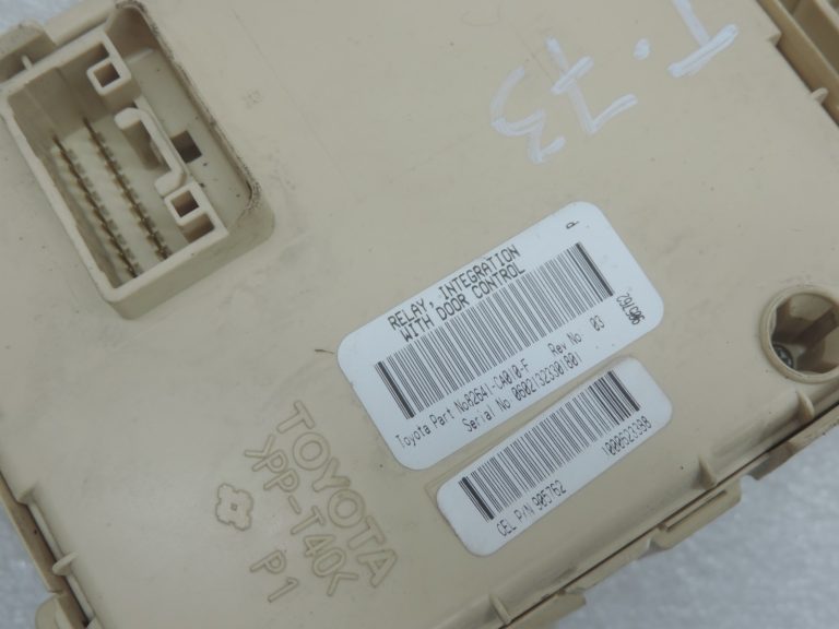 Oriģināls Toyota Avensis T25 drošinātāju bloka vadības bloks 8273005040, 82730-05040