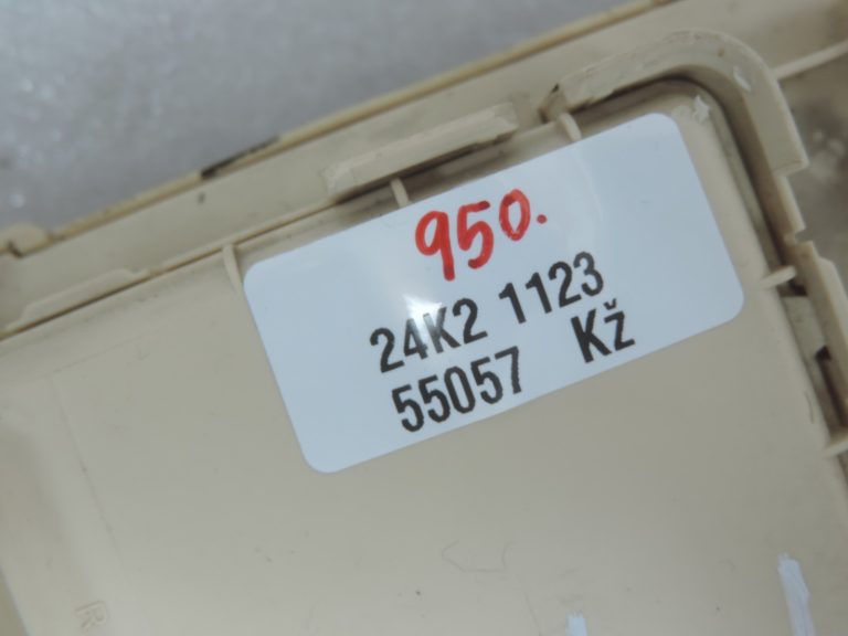 Oriģināls Toyota Avensis T25 drošinātāju bloka vadības bloks 8273005040, 82730-05040