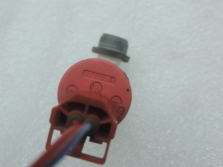 Oriģināls Toyota Avensis T25 aizmugurējais priekšējā stikla mazgāšanas sūknis 8534005011 85340-05011