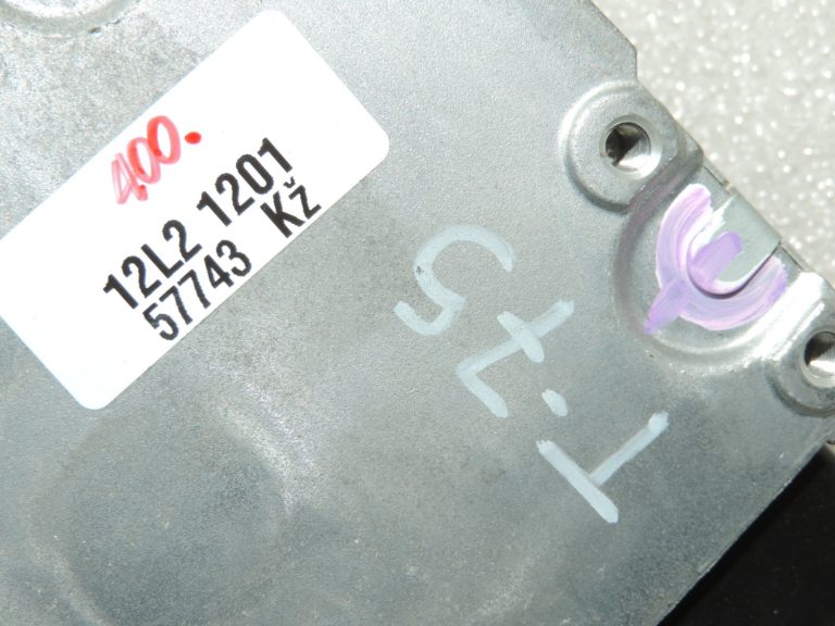 Oriģināls Toyota Yaris P13 stūres kolonnas vadības bloks ar elektrisko stūres pastiprinātāju