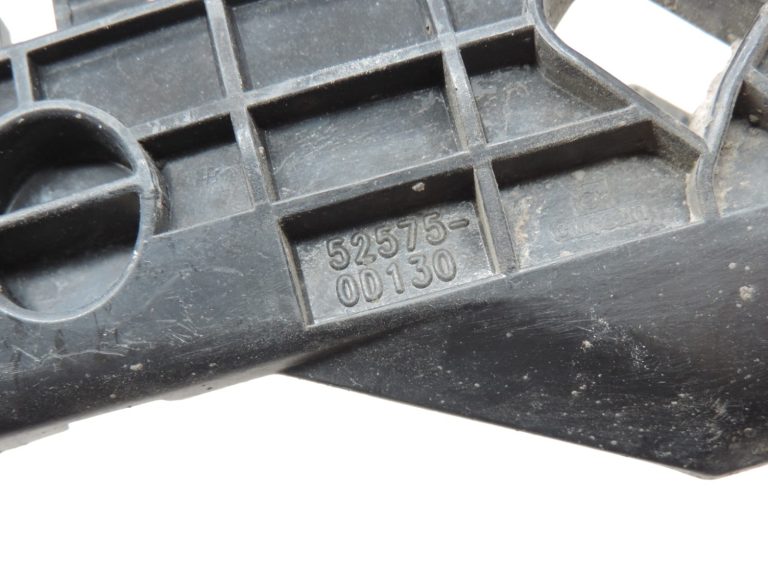 Oriģināls 2012-2014 Toyota Yaris P13 Aizmugurējā bampera kronšteins labajā pusē