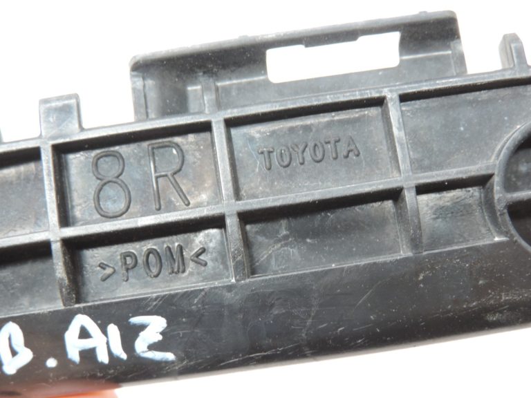 Oriģināls 2012-2014 Toyota Yaris P13 Aizmugurējā bampera kronšteins labajā pusē