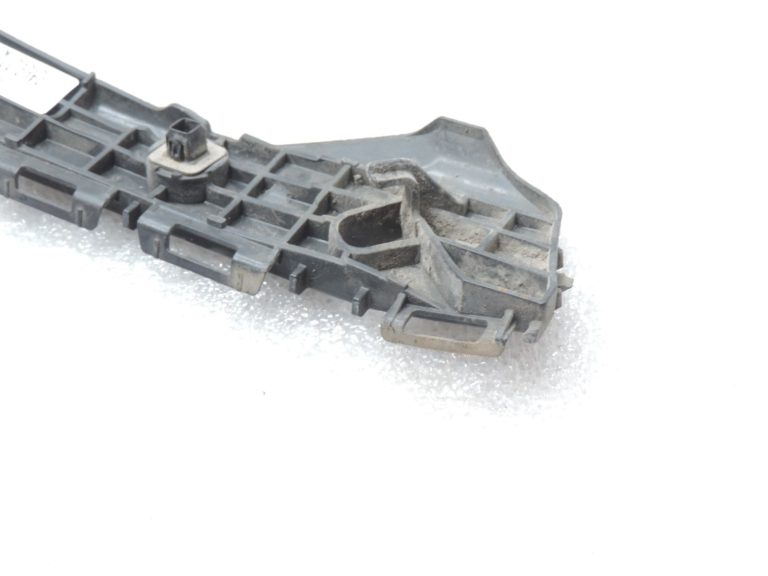 Oriģināls 2012-2014 Toyota Yaris P13 Aizmugurējā bampera kronšteins labajā pusē