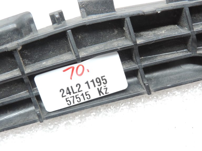 Oriģināls 2012-2014 Toyota Yaris P13 Aizmugurējā bampera kronšteins labajā pusē