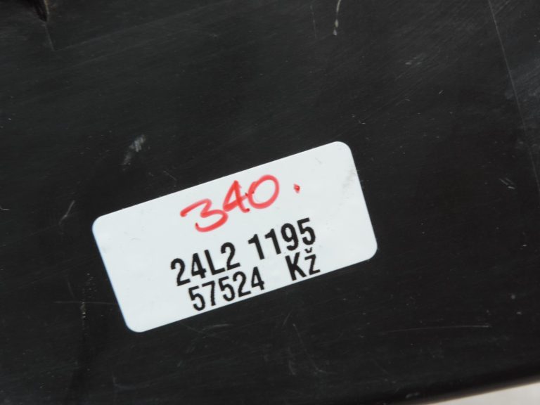 Oriģinālā 2011-2020 Toyota Yaris P13 1.3 VVT-i Hybrid gaisa filtra kastes apakšējā daļa
