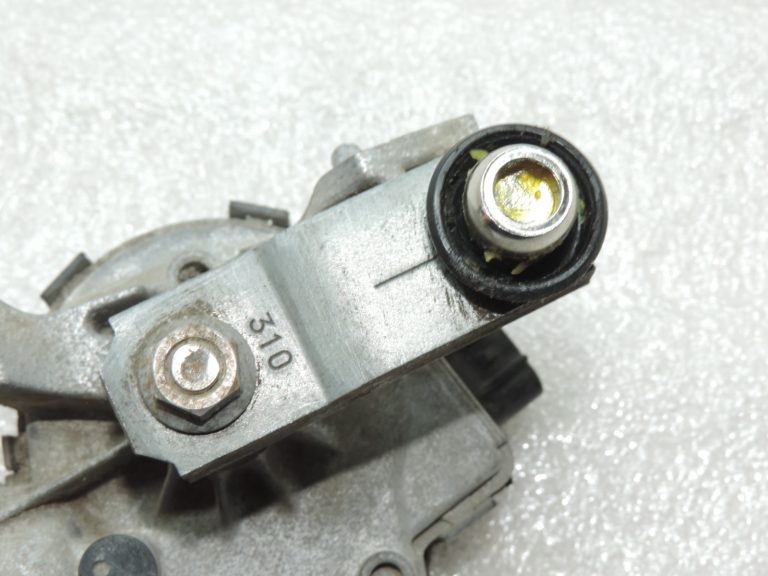 Oriģināls 2012-2020 Toyota Yaris P13 priekšējais tīrītāja motors Vējstikla tīrītāja motors