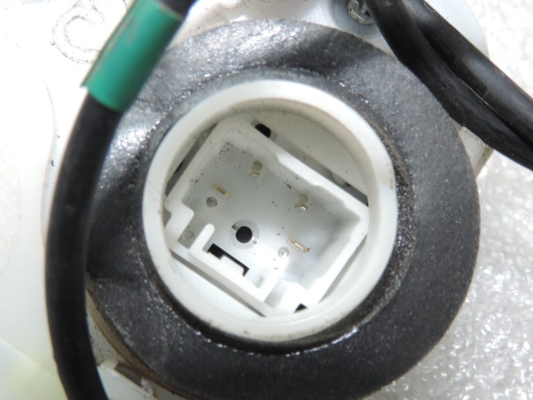 Oriģināla 2012-2014 Toyota Yaris P13 aizmugurējā labā durvju slēdzene