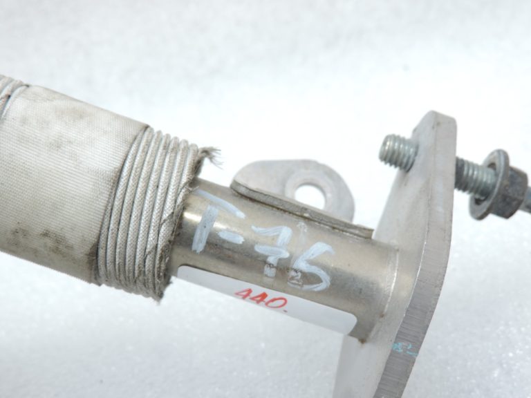 Oriģinālā Toyota Yaris P13 1.5 VVTi Hybrid 2NRFKE EGR caurule 2561047010
