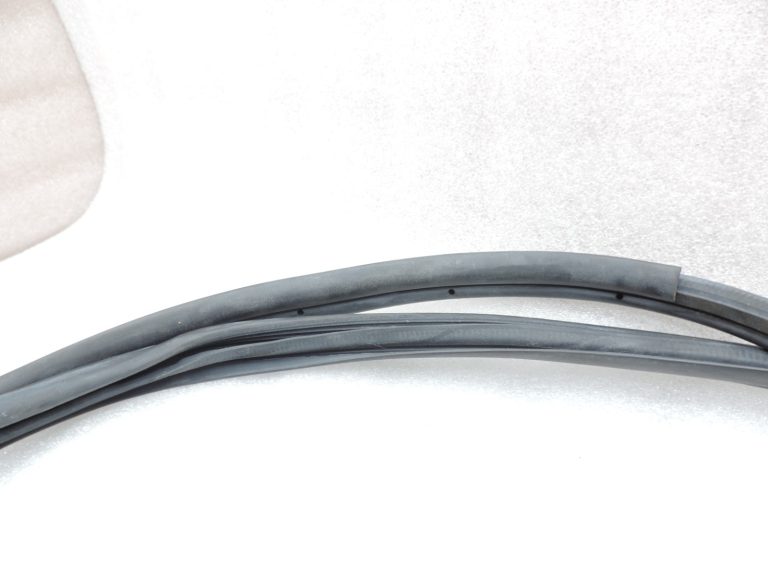 2014-2020 Toyota Yaris P13 priekšējais kreisais virsbūves durvju blīvētājs 623120D380