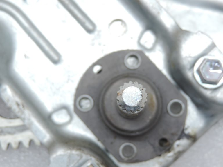 2014-2020 Toyota Yaris P13 Aizmugurējā stikla regulators pa labi 698300D230