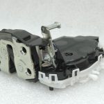 Oriģinālā Toyota Yaris 2014 – 2020 P13 aizmugurējā labās puses durvju slēdzene 690500D310