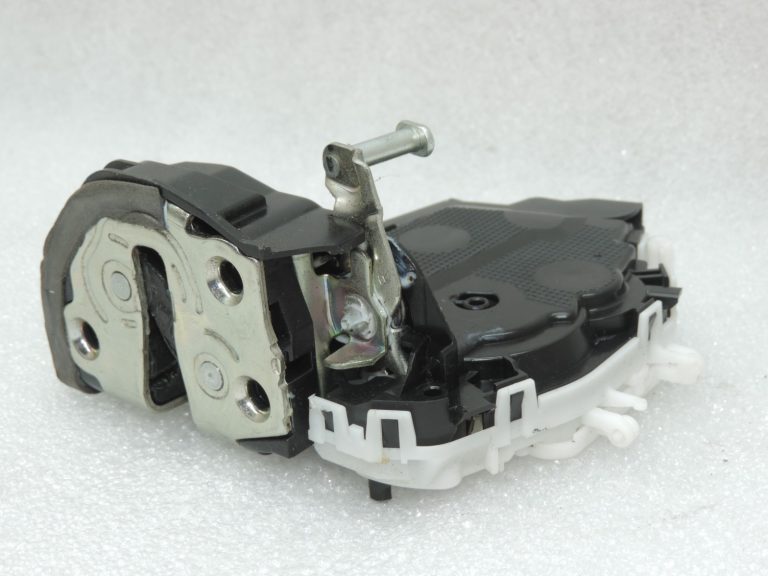 Oriģinālā Toyota Yaris 2014 – 2020 P13 aizmugurējā labās puses durvju slēdzene 690500D310