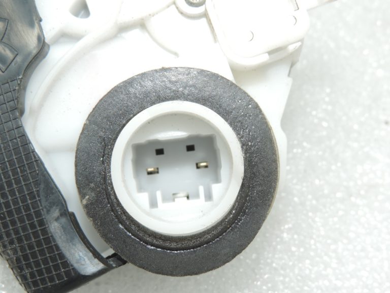 Oriģinālā Toyota Yaris 2014 – 2020 P13 aizmugurējā labās puses durvju slēdzene 690500D310