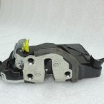 Oriģinālā Toyota Yaris P13 priekšējo kreiso durvju slēdzene 690400D520