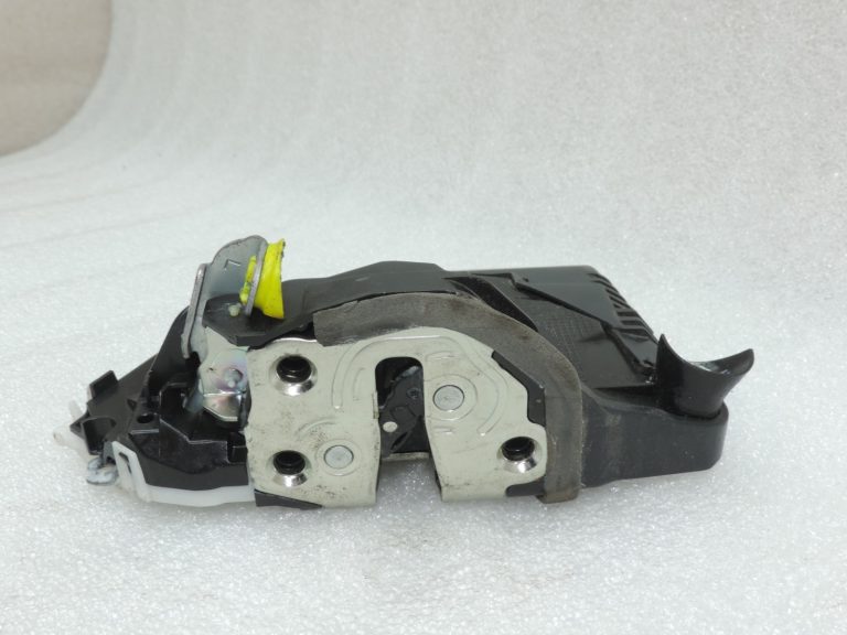 Oriģinālā Toyota Yaris P13 priekšējo kreiso durvju slēdzene 690400D520