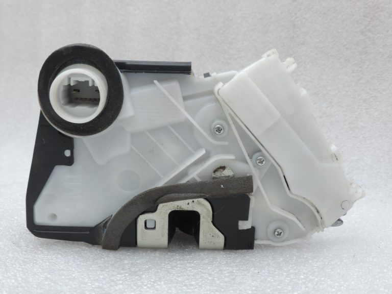 Oriģinālā Toyota Yaris P13 priekšējo kreiso durvju slēdzene 690400D520