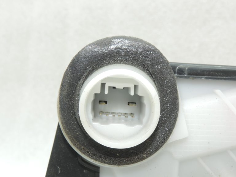 Oriģinālā Toyota Yaris P13 priekšējo kreiso durvju slēdzene 690400D520