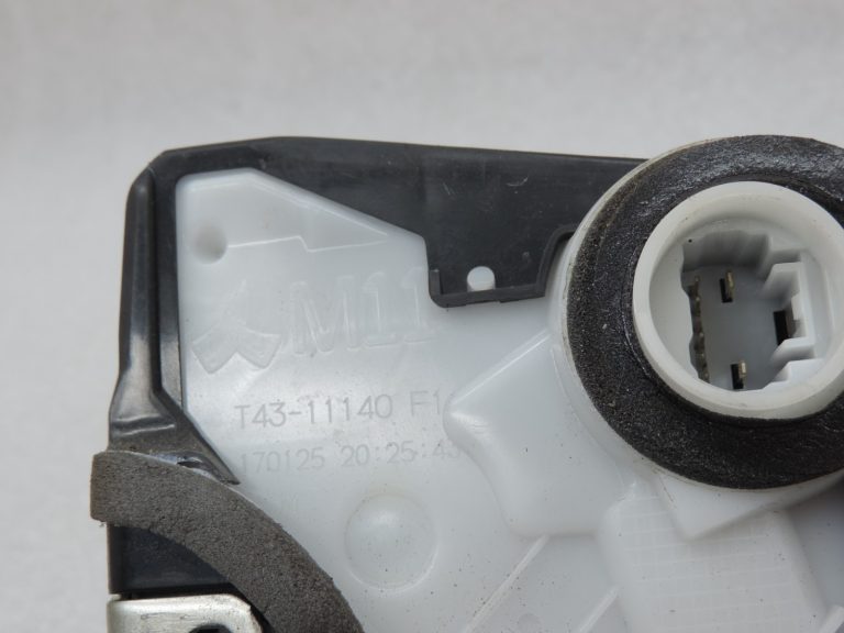 Oriģinālā Toyota Yaris P13 priekšējo kreiso durvju slēdzene 690400D520