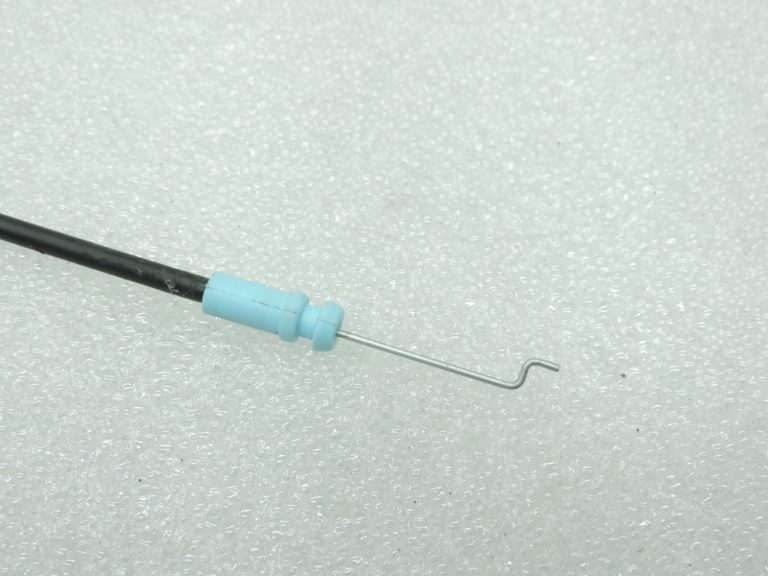 Oriģināls Toyota Yaris P13 priekšējo kreiso durvju slēdzenes trose 697100D170