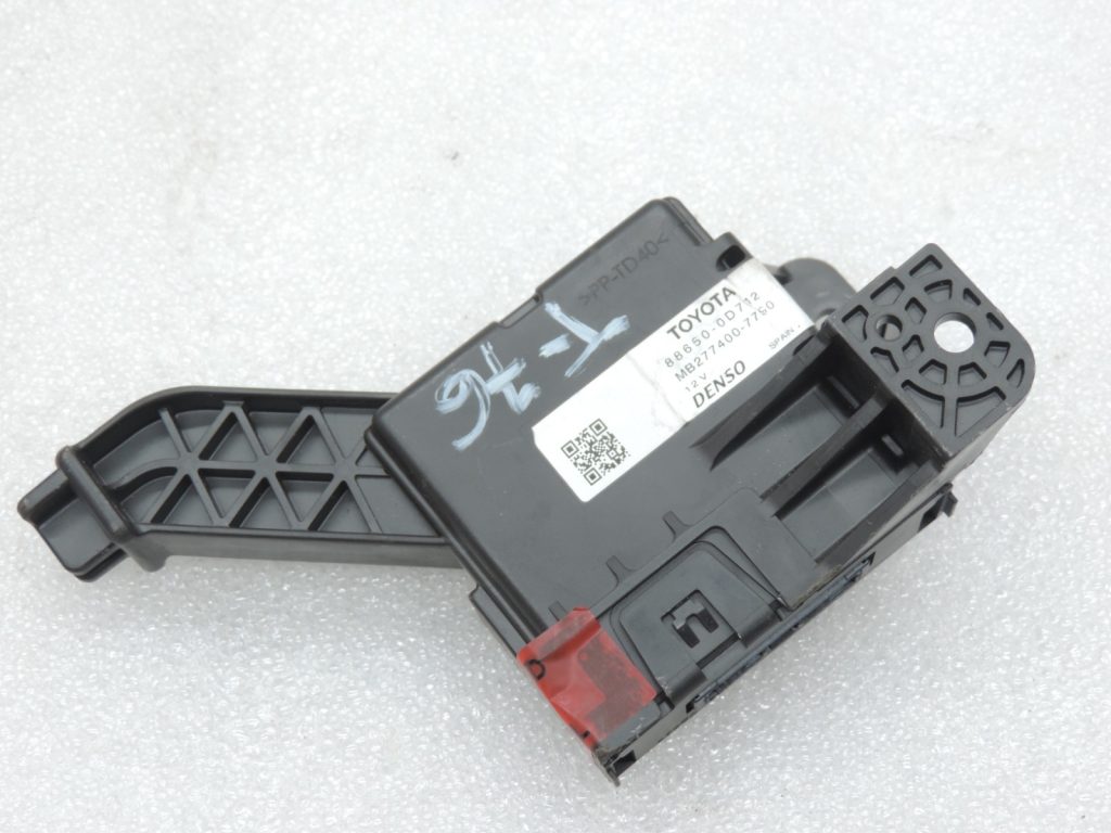 Genuine 2014-2020 Toyota Yaris P13 air conditioning control unit 886500D712