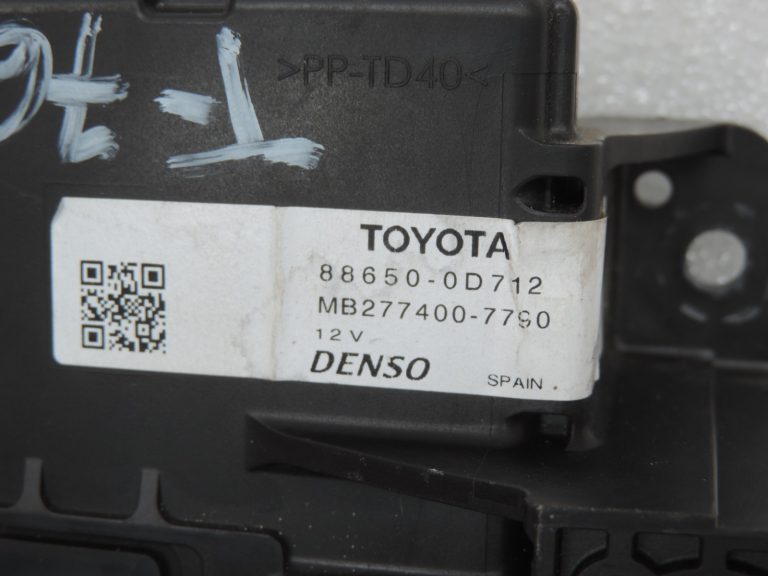 Oriģināls Toyota Yaris P13 gaisa kondicionēšanas vadības bloks 886500D712