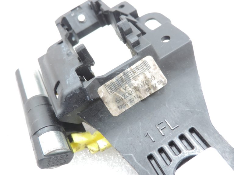 Oriģināls Toyota Yaris P13 priekšējais kreisais durvju rokturis 692020D070