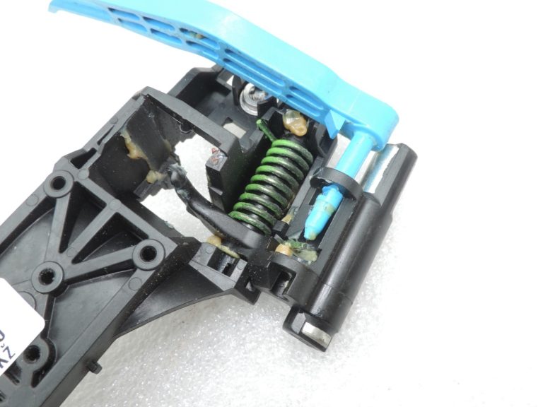 Oriģināls Toyota Yaris P13 2014-2020 aizmugurējais kreisais durvju rokturis 692040D090