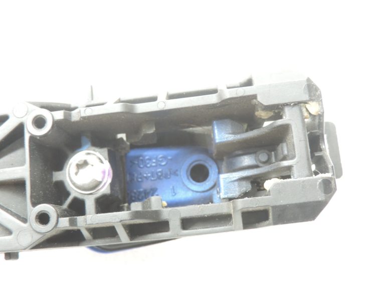 Oriģinālā Toyota Yaris P13 2014 – 2020 aizmugurējā labās puses durvju rokturis, miglaini zils (8X2)