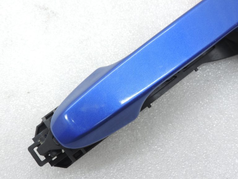 Oriģinālā Toyota Yaris P13 2014 – 2020 aizmugurējā labās puses durvju rokturis, miglaini zils (8X2)