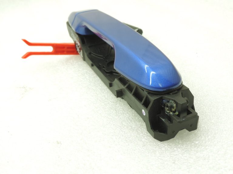 Oriģinālā Toyota Yaris P13 2014 – 2020 aizmugurējā labās puses durvju rokturis, miglaini zils (8X2)