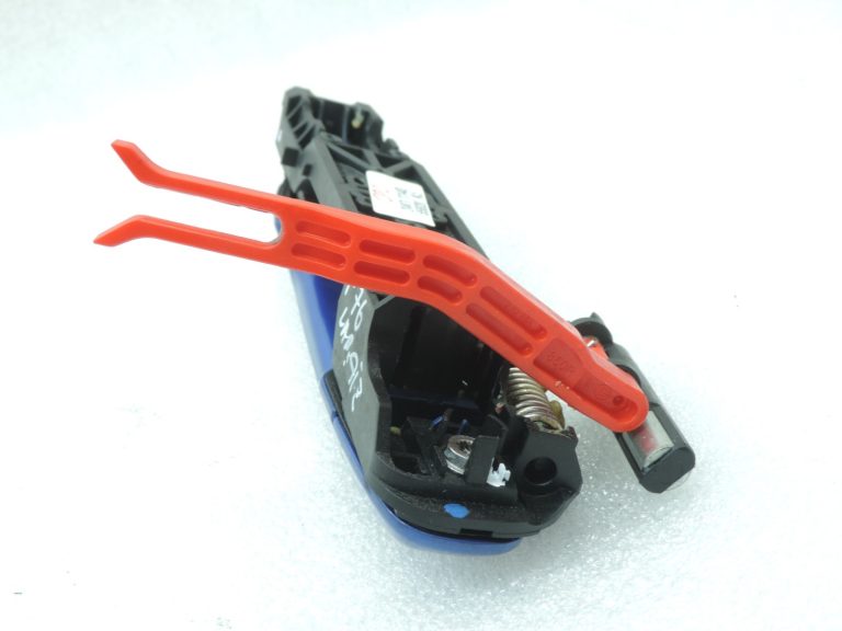 Oriģinālā Toyota Yaris P13 2014 – 2020 aizmugurējā labās puses durvju rokturis, miglaini zils (8X2)