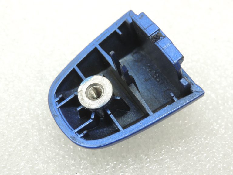 Oriģināls Toyota Yaris P13 aizmugurējo ārējo durvju rokturu vāciņš, migeļblāzmas zils (8X2)