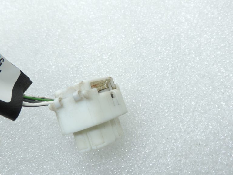 Oriģināls Toyota Yaris P13 1.5 Hybrid degvielas sūkņa kontaktdakšas savienotājs 2014-2020