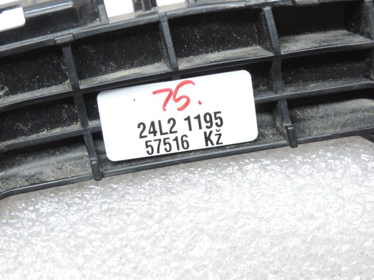 Oriģināls 2017-2020 Yaris P13 Aizmugurējā bampera kronšteins 525750D460