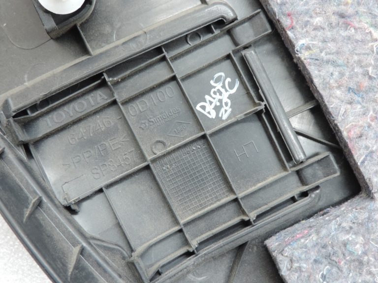 2014-2020 Toyota Yaris P13 Aizmugures durvju vāks, iekšējais apdares elements 647800D010C0