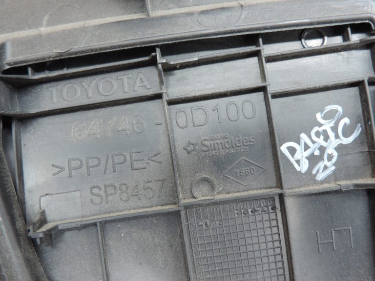 2014-2020 Toyota Yaris P13 Aizmugures durvju vāks, iekšējais apdares elements 647800D010C0