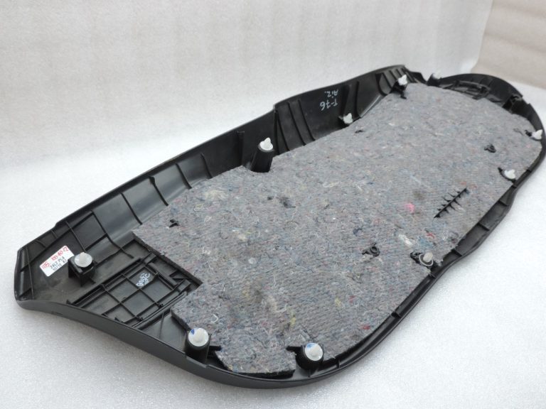 2014-2020 Toyota Yaris P13 Aizmugures durvju vāks, iekšējais apdares elements 647800D010C0