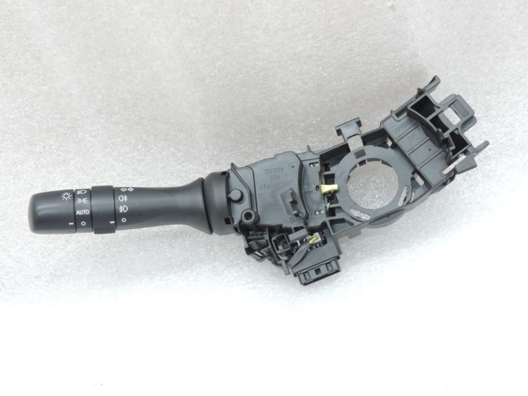 Oriģinālais Toyota Avensis T27 stūres kolonnas slēdža gaismas slēdzis 8414005190