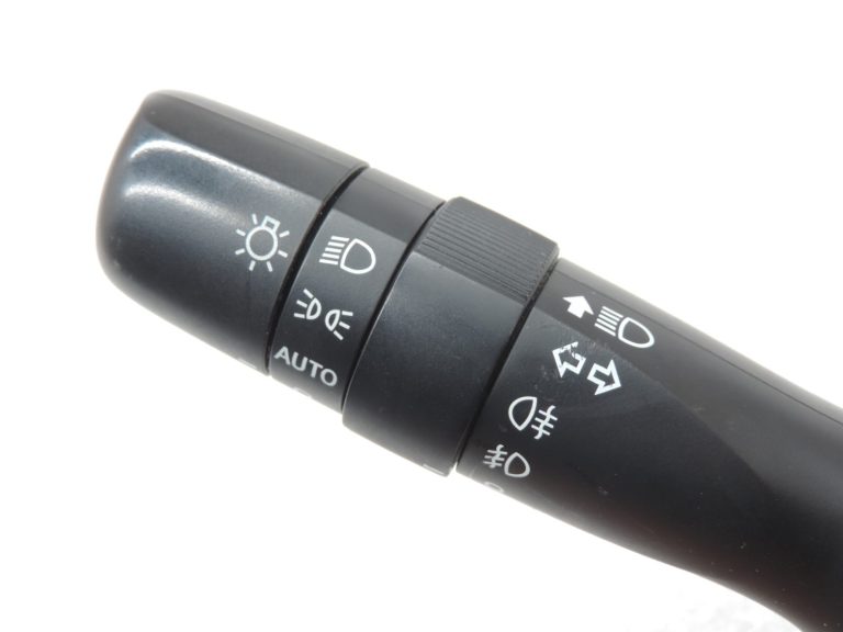 Oriģinālais Toyota Avensis T27 stūres kolonnas slēdža gaismas slēdzis 8414005190