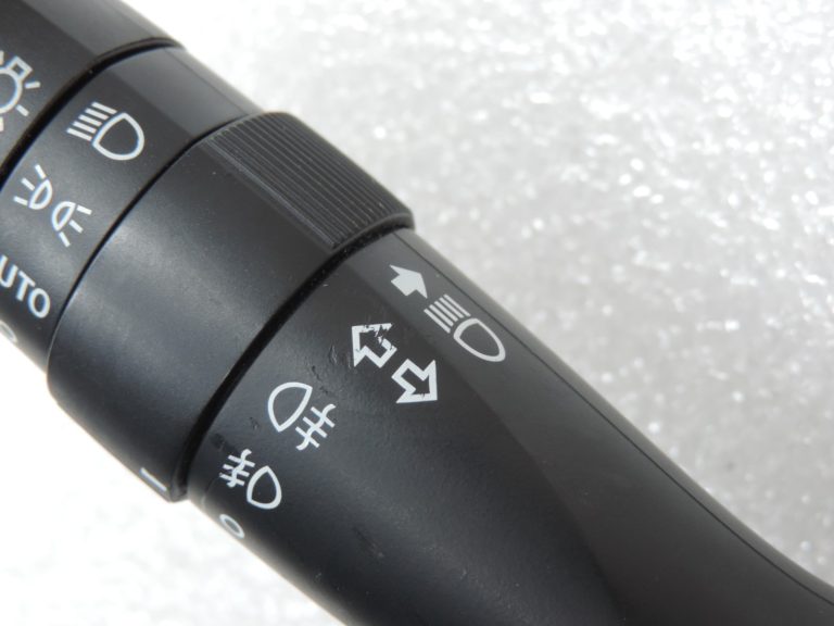 Oriģinālais Toyota Avensis T27 stūres kolonnas slēdža gaismas slēdzis 8414005190