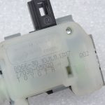 Oriģināls Toyota Avensis T27 degvielas uzpildes vāka vāciņa pieskrūvējamā daļa degvielas uzpildes vāka izpildmehānisms