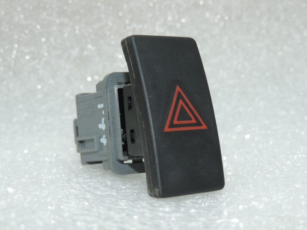 Original Toyota Avensis T27 hazard warning switch 8433205070, 8433205071