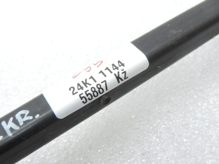 Oriģinālā Toyota Yaris P21 1.5 Hybrid Stabilizatora saite priekšējā kreisā