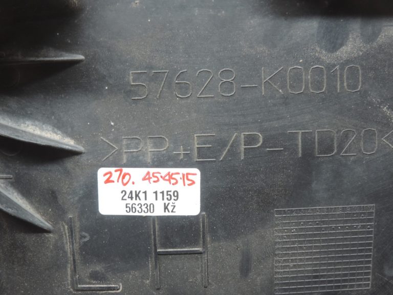 Oriģināls Toyota Yaris P21 Aizmugurējais kreisais apakšējais vāks 57628K0010
