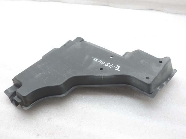 Oriģināls Toyota Yaris P21 Aizmugurējais kreisais apakšējais vāks 57628K0010
