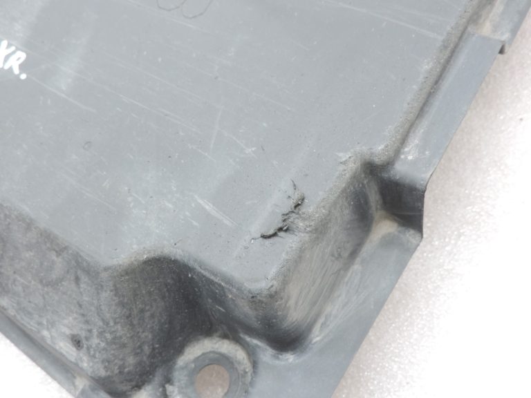 Oriģināls Toyota Yaris P21 Aizmugurējais kreisais apakšējais vāks 57628K0010
